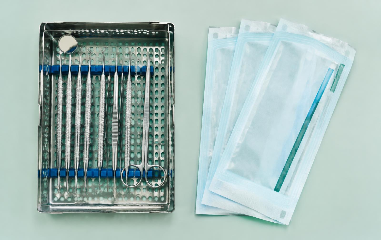Instruments dentaires en cassette et sachets de stérilisation